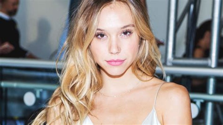 Alexis Ren - Bio, Age, Net Worth, Height, Single, Nationality, Wiki