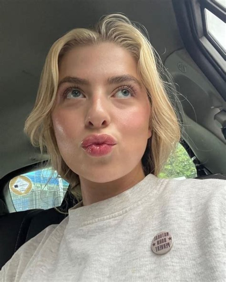 Anais Gallagher - Bio, Age, Net Worth, Height, Single, Nationality, Body Measurement, Career
