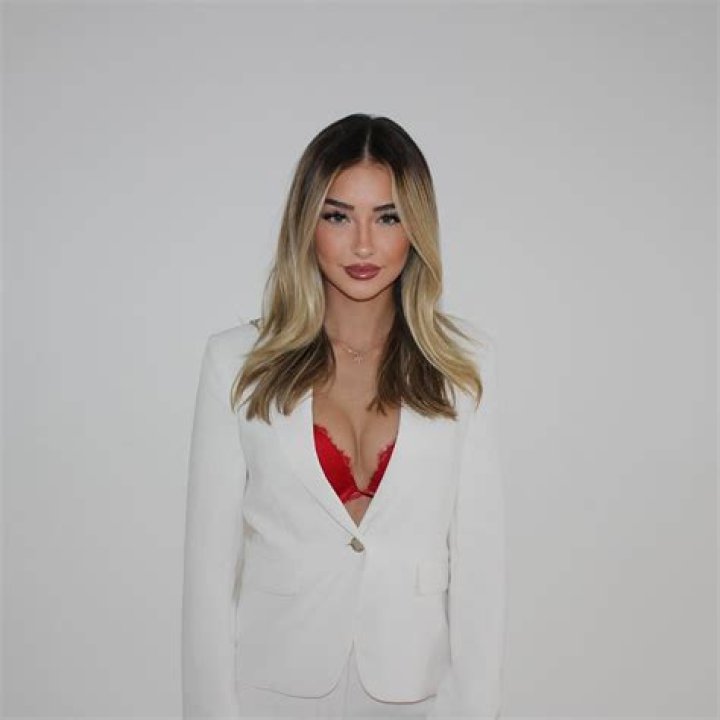 Ava Majury - Bio, Age, Height, Single, Nationality, Body Measurement, Wiki