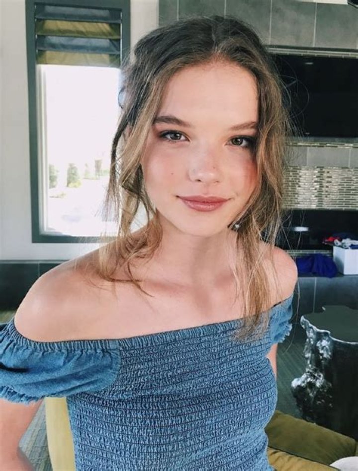 Ellie Thumann - Bio, Age, Net Worth, Height, Nationality, Body Measurement, Career