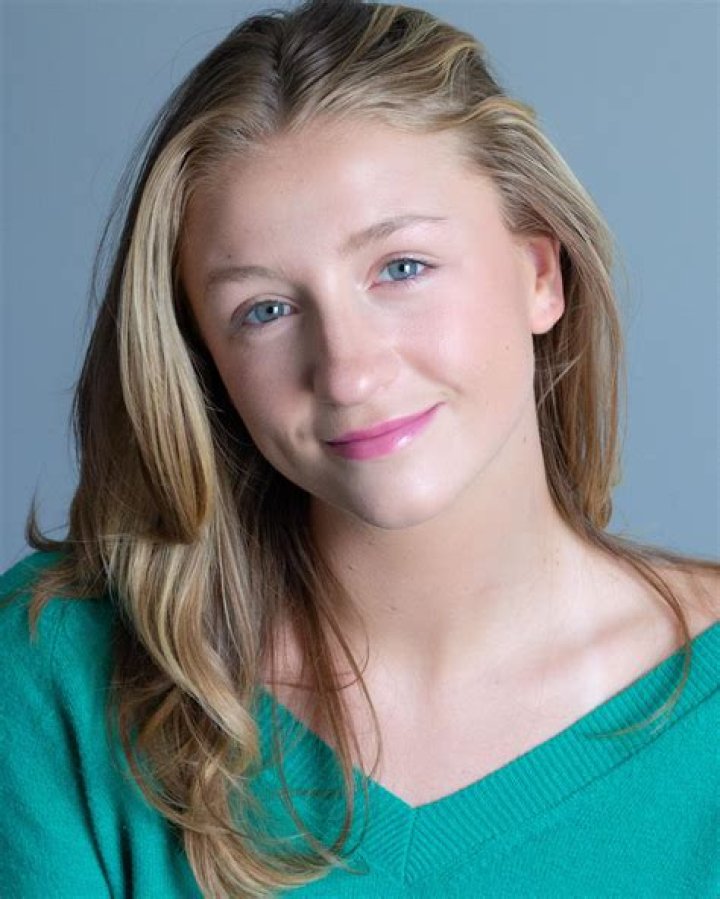 Emma Rayne Lyle - Bio, Age, Net Worth, Height, Single, Nationality, Body Measurement, Career
