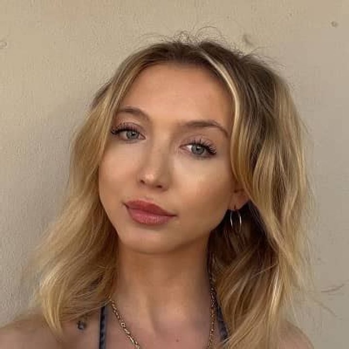 Hana Hayes - Bio, Age, Height, Net Worth, Facts, Nationality