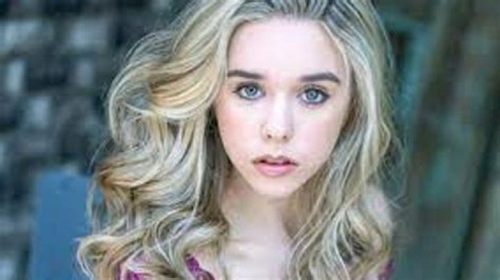 Jenna Davis - Bio, Age, Net Worth, Height, Single, Nationality, Body Measurement, Career
