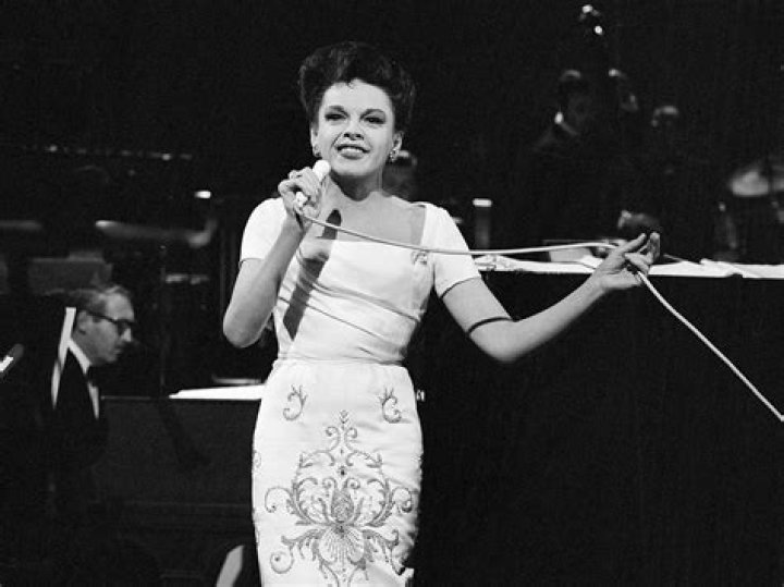 Judy Garland - Bio, Age, Net Worth, Height, Married, Nationality, Body Measurement, Career