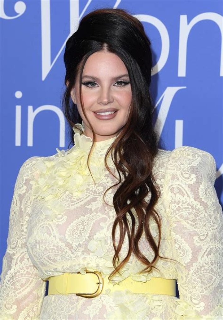 Lana Del Rey - Bio, Age, Net Worth, Height, Single, Nationality, Body Measurement, Career
