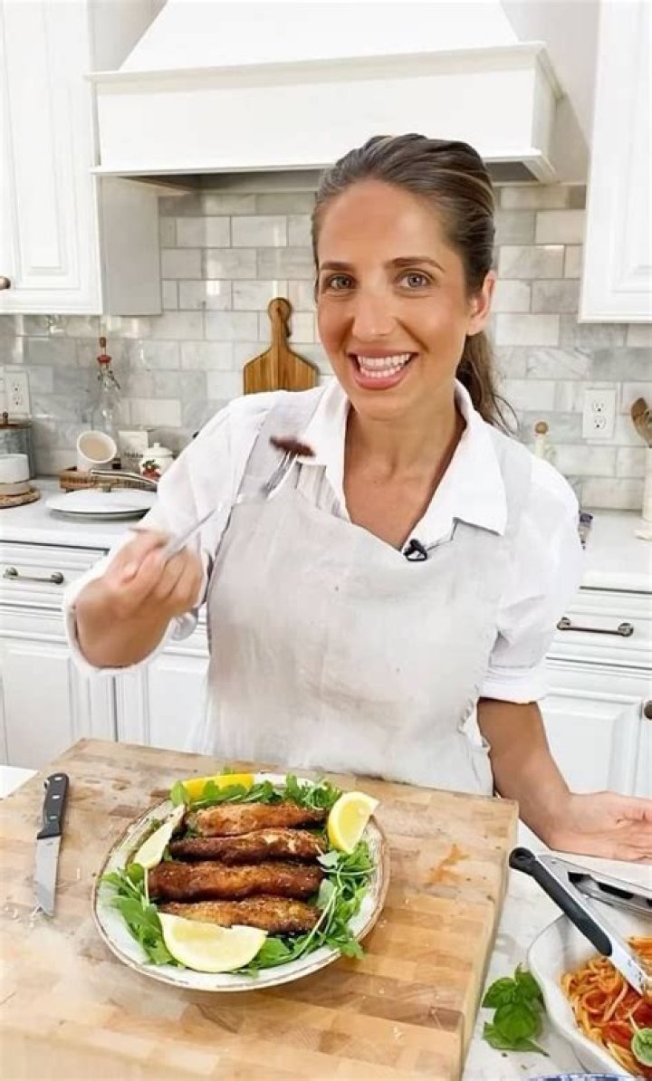 Laura Vitale - Bio, Age, Net Worth, Married, Nationality, Body Measurement, Career