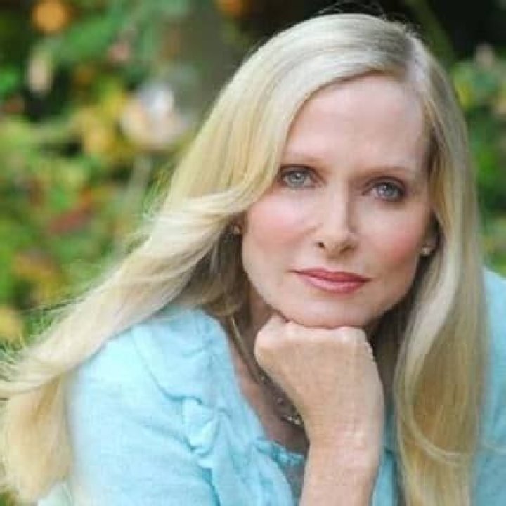 Shelley Smith - Bio, Age, Career, Net Worth, Height, Married, Facts