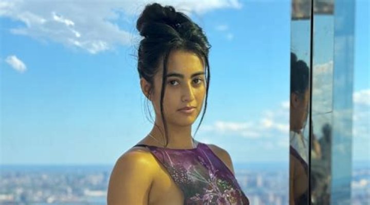 Simply Sofia - Bio, Age, Single, Nationality, Body Measurement, Career