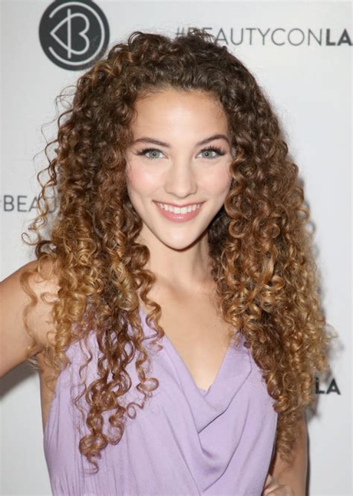 Sofie Dossi - Bio, Age, Height, Single, Nationality, Career, Wiki